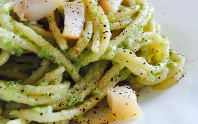 SPAGHETTI CON RICCIOLA, CREMA DI ZUCCHINE E MANDORLE